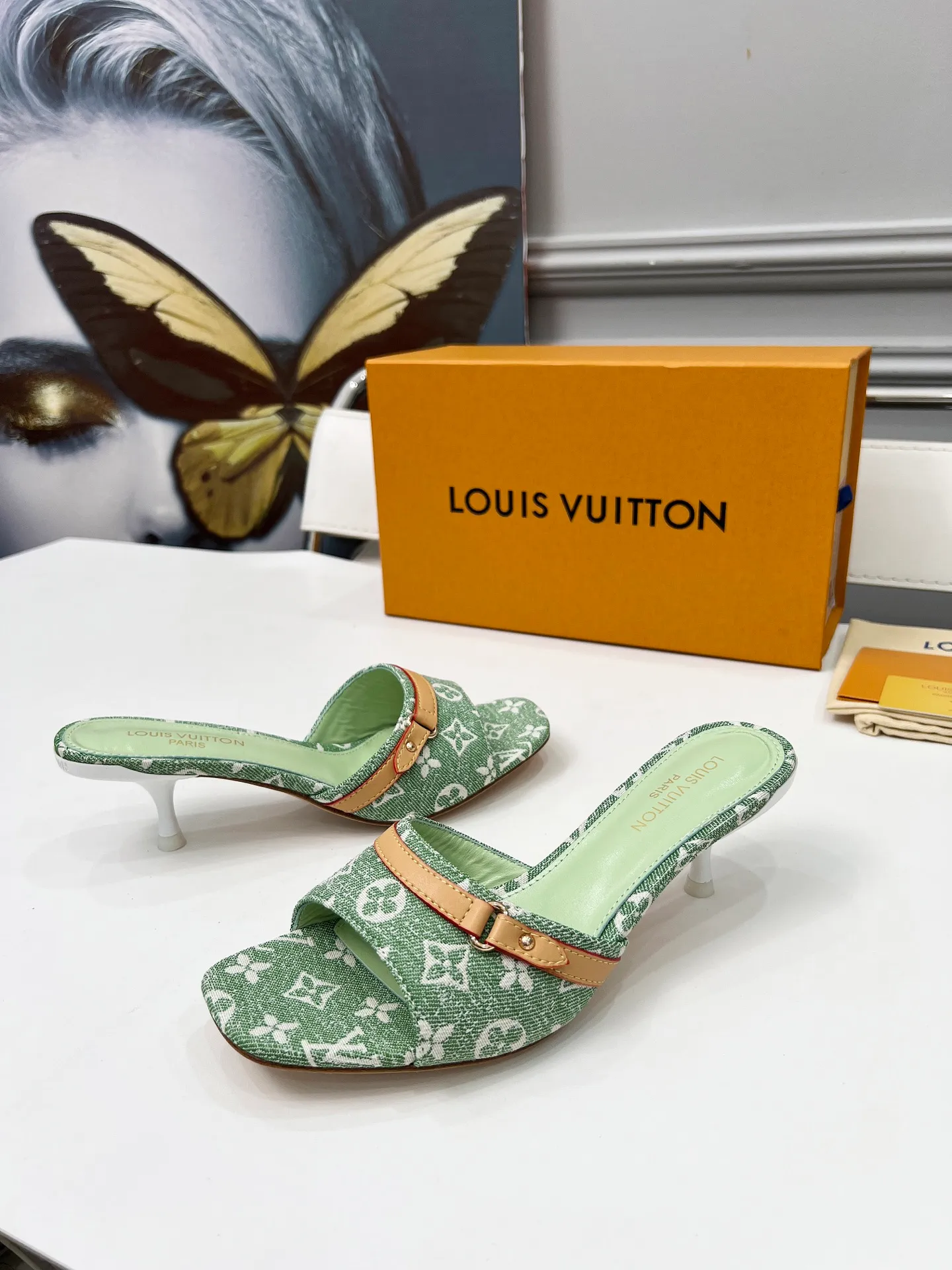👟👟Ex-factory price 440👟👟 LV new denim kitten heel slippers 2025 summer must-have for goddesses, original replica, super comfortable on the feet. Show off the queen's temperament, the heel height is 9.5CM, which shows your temperament without being tiring. Leather outsole. Standard code: 35-42 (41 and 42 codes are customized, non-returnable and non-exchangeable)